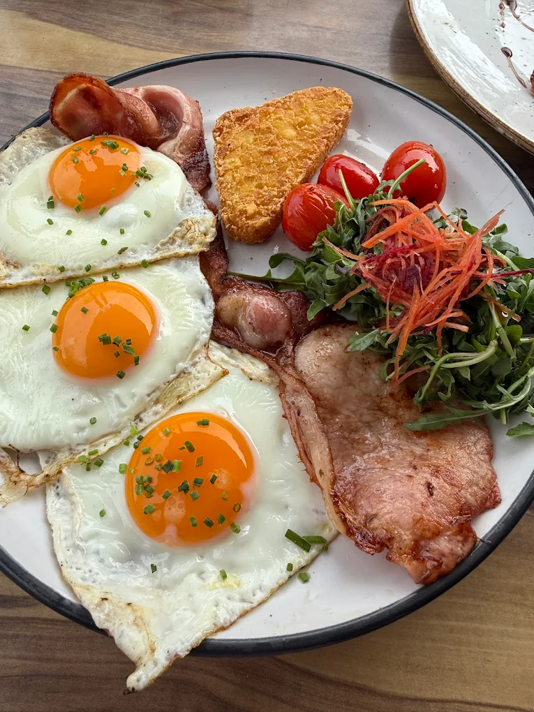 Big Brekky plate: fried eggs, bacon, hash brown, roasted tomato and rocket salad